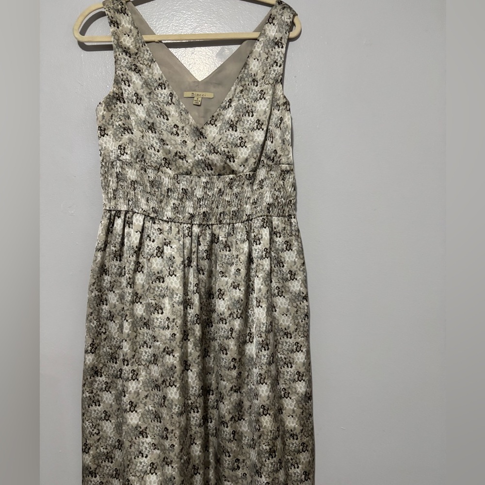 Chic Patterned Midi Dress in Gray